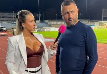 Nagyot küzdött az edző a riporternő dekoltázsával – videó